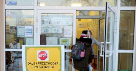 Koronawirus. Ekspert: dzieci w tym roku szkolnym nie powinny wracać do szkół