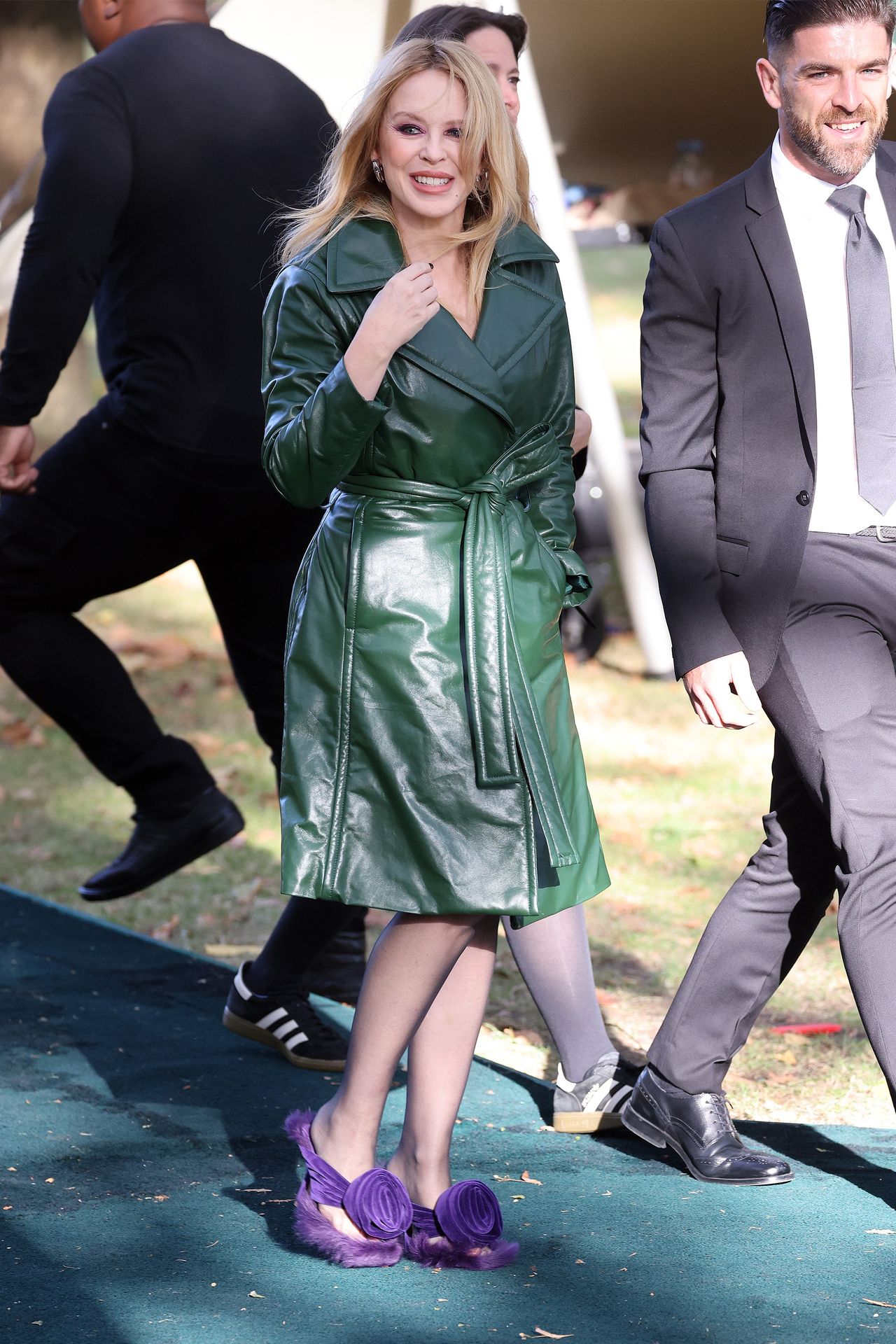 Najdziwniejsze buty gwiazd 2023 roku - Kylie Minogue w futrzanych japonkach