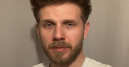 Antek Królikowski stawił się w szpitalu. Zauważyli go paparazzi