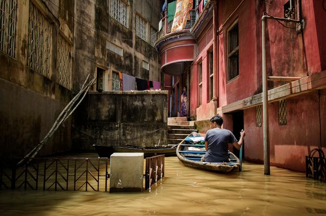 Powodzie w Bengalu Zachodnim powodowane są głównie ulewami w sąsiednich stanach. Choć obfite opady w tym rejonie również przyczyniają się do klęski, obszar ten zalewany jest głównie przez wody napływające z sąsiednich części Indii i innych krajów. Ganges, stanowiący południową granicę dzielnicy Malda, przynosi wody powodziowe z jedenastu stanów i Nepalu.