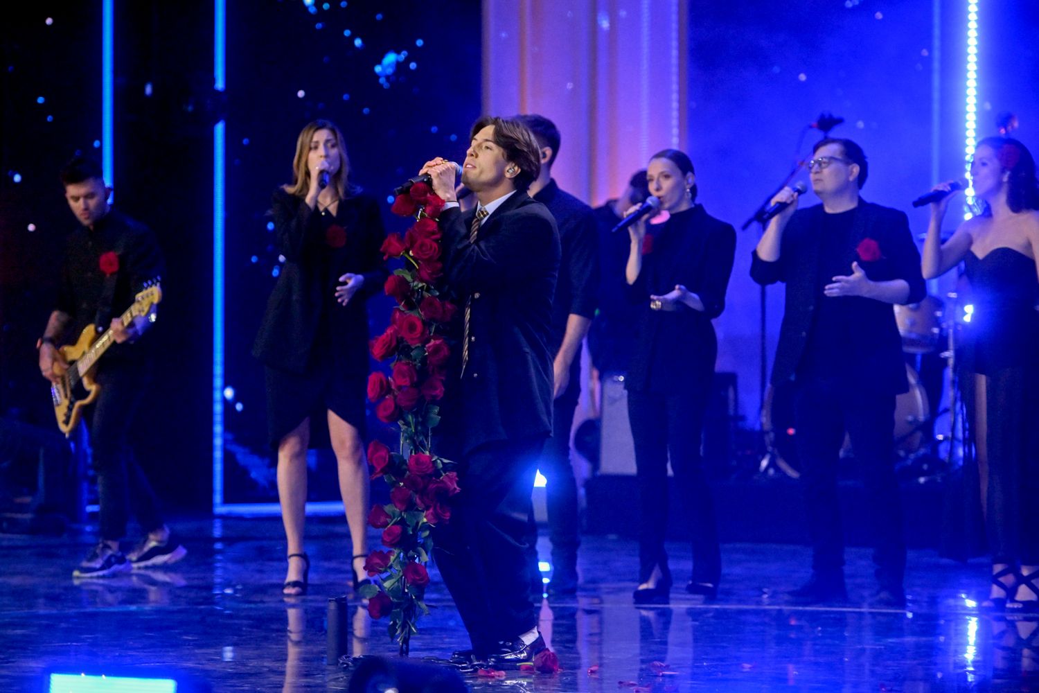 Sopot SuperHit Festiwal 2023. Dawid Kwiatkowski na scenie z bratem