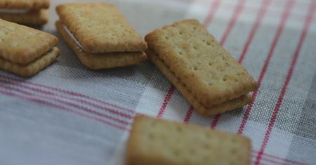 Krakersy z nadzieniem z masła orzechowego