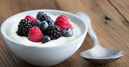 Jogurt o smaku waniliowym z dodatkiem mleka o niskiej zawartości tłuszczu i niskokalorycznym słodzikiem