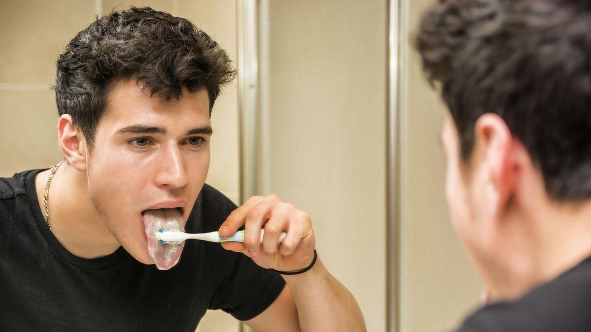 Popękany język może być objawem reakcji uczuleniowej, która pojawia się na skutek spożycia produktów żywnościowych zawierających alergen. 