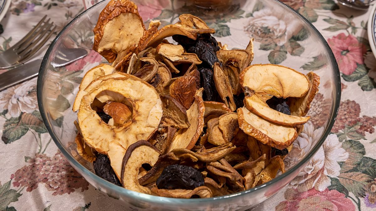 Suszone jabłka i bakalie doskonale pasują do wigilijnych potraw