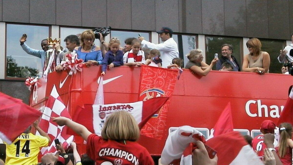 Kibice i piłkarze Arsenalu w 2004 roku