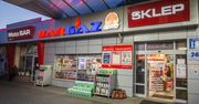 Polska sieć sklepów bierze się za stacje benzynowe. Dzięki temu handel w niedzielę kwitnie