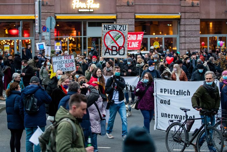 Demonstracje antyszczepionkowców w Niemczech. Są ranni policjanci