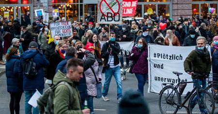 Demonstracje antyszczepionkowców w Niemczech. Są ranni policjanci