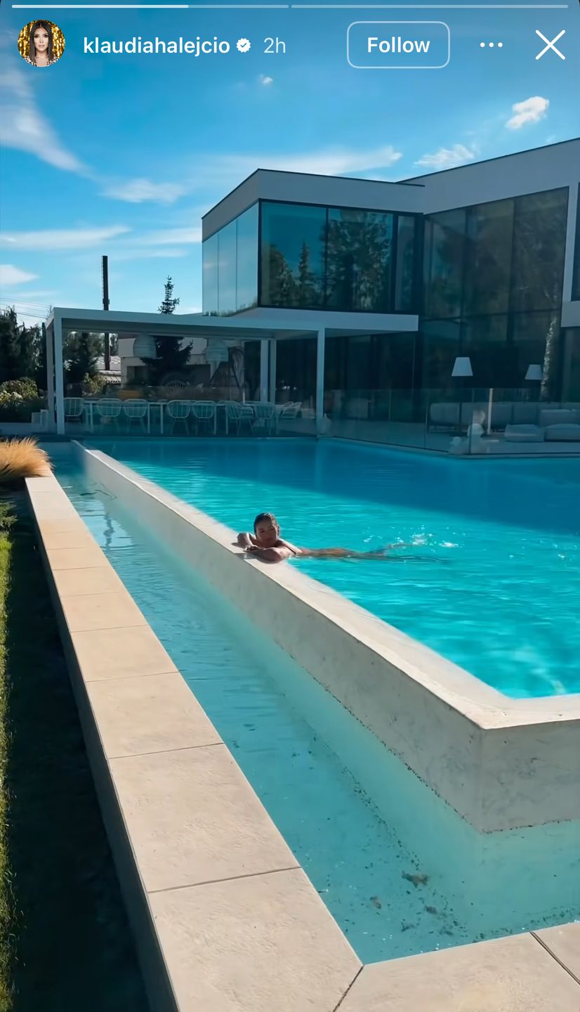 Klaudia Halejcio pluska się w basenie