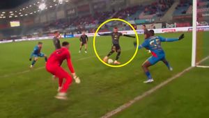 W jednej akcji mogli strzelić trzy gole. Interwencja sezonu? I to nie bramkarz