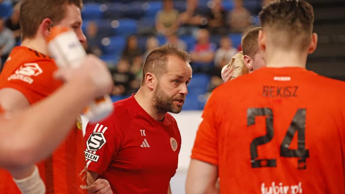 Zdjęcie okładkowe artykułu: Materiały prasowe / ORLEN Superliga mężczyzn / Na zdjęciu: Tomasz Kozłowski podczas rozmowy ze swoimi podopiecznymi