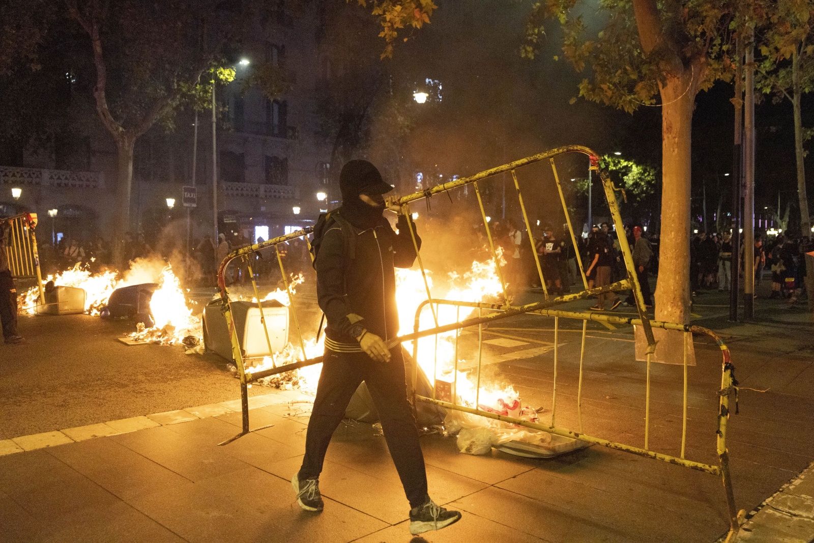 Housing crisis demonstration in Barcelona
epa13283828 A protestor carries a barricade during protest for the right to housing in Barcelona, Spain, 05 October 2026. Protesters took to the streets in Barcelona to demand measures to address the housing crisis and rising housing costs.  EPA/MARTA PEREZ 
Dostawca: PAP/EPA.
MARTA PEREZ
demonstration, housing crisis, protest