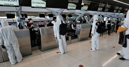 Wirusowy apartheid. Świat gra o stawkę większą niż szczepionki