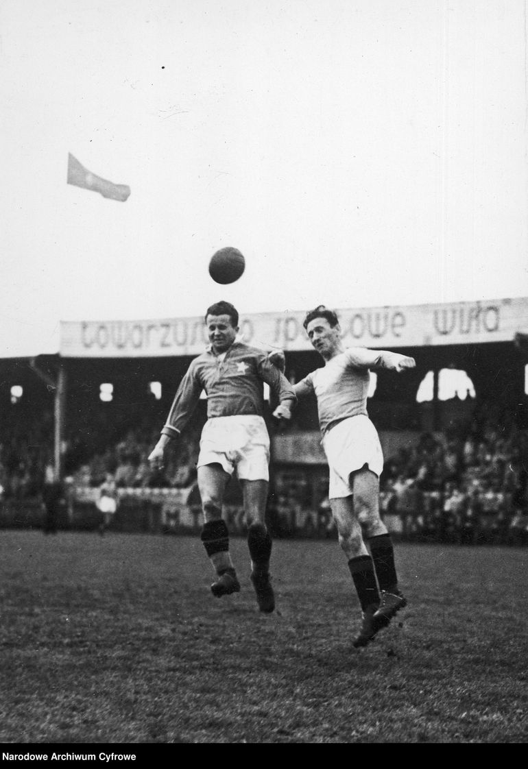Mecz Wisły Kraków z Wartą Poznań z 1938 roku, zakończony zwycięstwem zielonych 7:5 (fot. Narodowe Archiwum Cyfrowe)