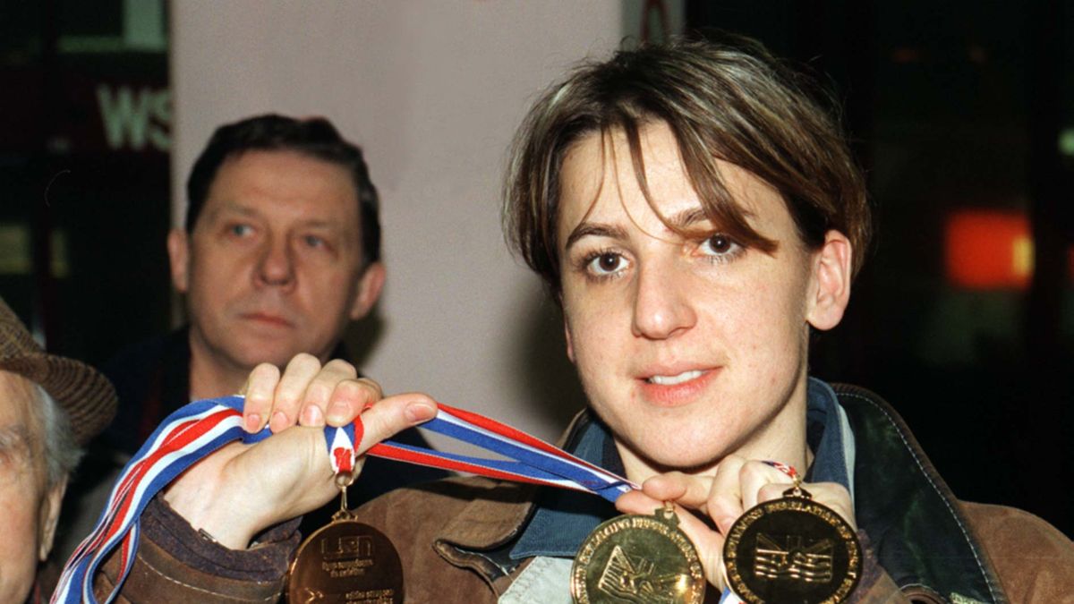 Alicja Pęczak prezentuje trzy złote medale, które zdobyła podczas pływackich mistrzostw Europy w 1998 roku