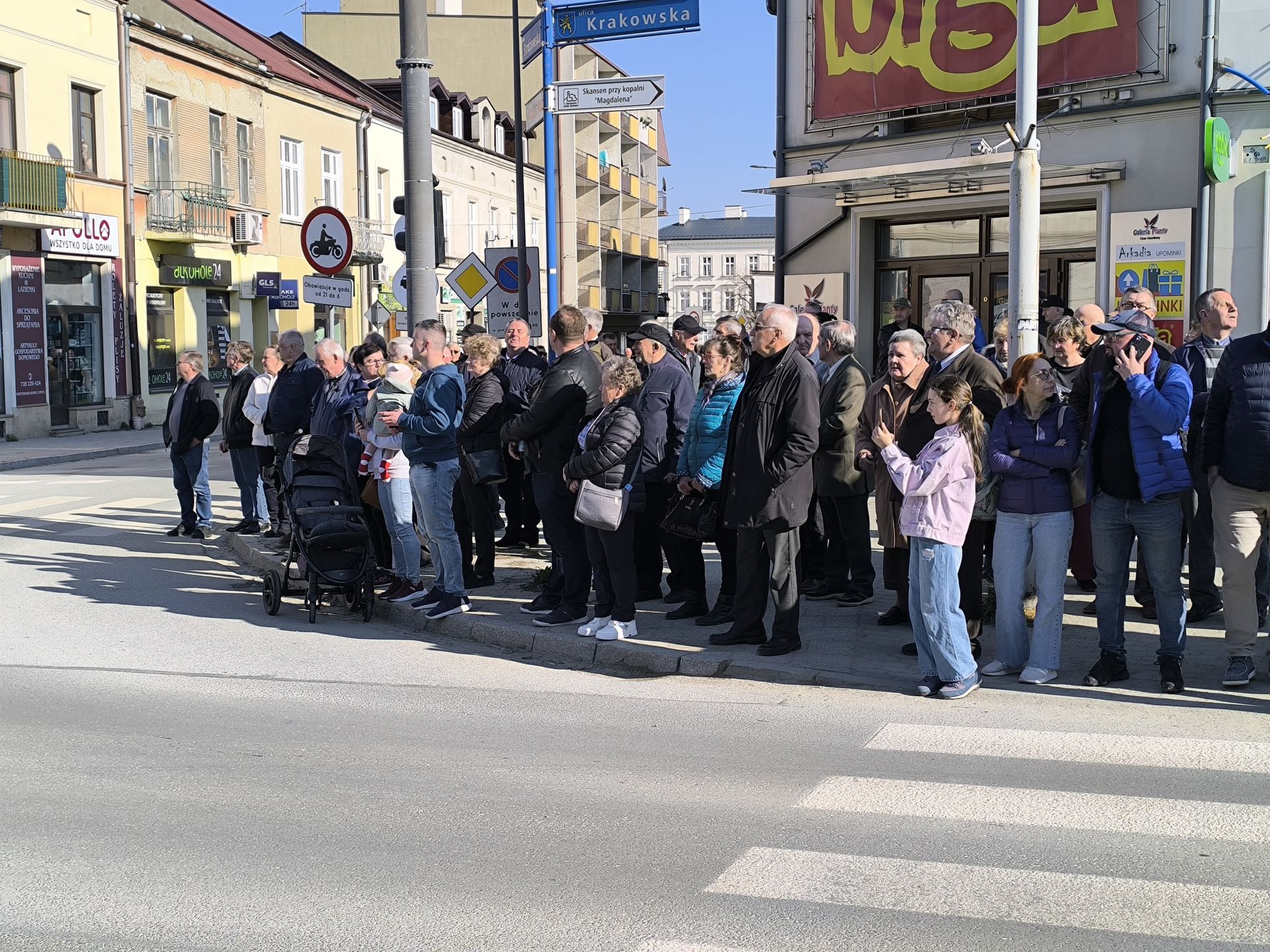 Mieszkańcy Gorlic podczas pogrzebu Barbary Skrzypek