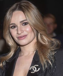 Bawi się w najlepsze. Ma na sobie jedynie bikini