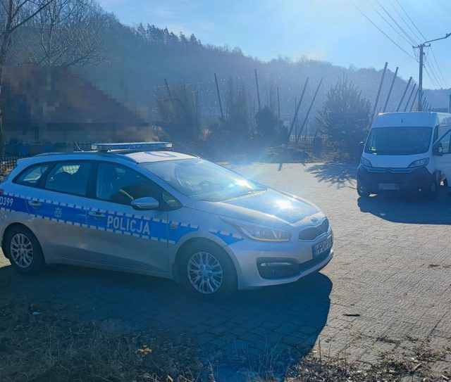 Nie miał prawa jazdy, był poszukiwany. Siedział za kierownicą dostawczaka (zdjęcia)