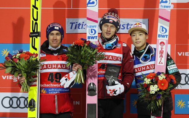 Podium sobotniego konkursu PŚ w Titisee-Neustadt. Od lewej drugi Stefan Kraft, triumfator Dawid Kubacki oraz trzeci Ryoyu Kobayashi. Fot. PAP/RONALD WITTEK