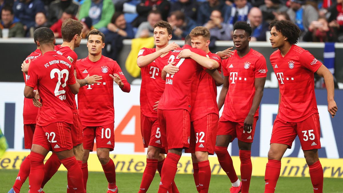 piłkarze Bayernu cieszą się z bramki