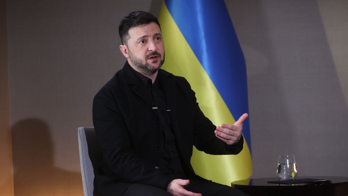 Warszawa, 19.12.2025. Prezydent Ukrainy Wołodymyr Zełenski podczas wywiadu, 19 bm. w Warszawie. Odwiedzający Polskę prezydent Ukrainy Wołodymyr Zełenski udzieli 19 bm. wywiadu Polskiej Agencji Prasowej, Telewizji Polskiej oraz Polskiemu Radiu. (mr) PAP/Leszek Szymański