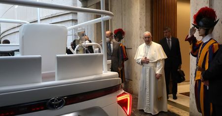 Papież Franciszek ma nowy samochód. To wodorowa Toyota Mirai