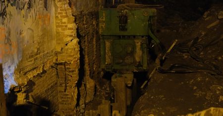Deweloper rozpoczął budowę, sąsiednia kamienica zaczęła pękać. Mieszkańcy mają się spakować i być gotowi do ewakuacji [ZDJĘCIA]