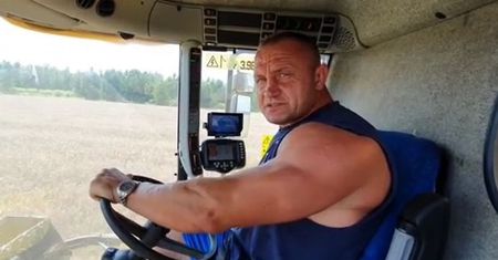 Praca nie tylko przy wiśniach. Kolejne rolnicze zajęcie Mariusza Pudzianowskiego
