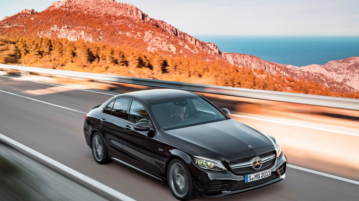 Podobnie jak w przypadku wersji standardowej, Mercedes-AMG C 43 4MATIC przeszedł delikatne zmiany odmładzające jego wygląd, głównie z przodu. Zmieniono przede wszystkim grill z dużym logo i dodano podwójną, grubą listwą biegnącą poziomo. Pod kątem aerodynamicznym zoptymalizowano zderzak. Otwory po bokach układają strugę opływającego nadwozie powietrza.