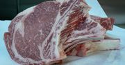 Surowy stek z antrykotu z kością (mięso i tłuszcz, II klasa mięsa)
