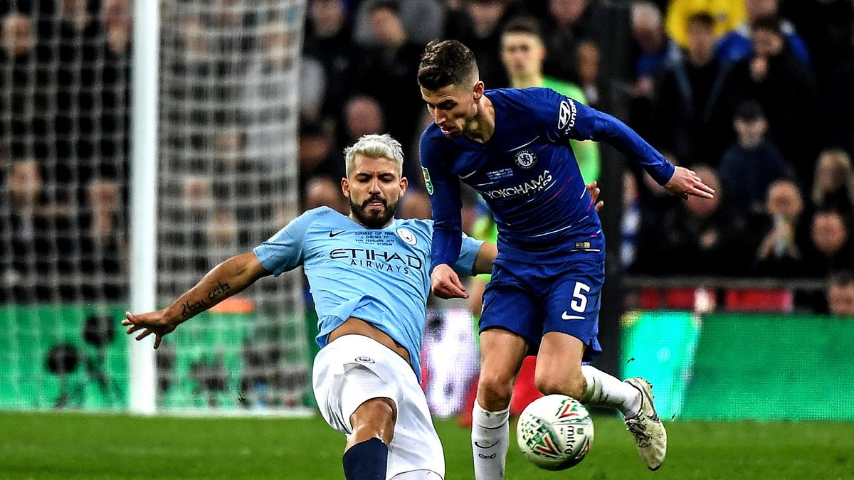 Sergio Aguero ( lewej) i Jorginho (z prawej)