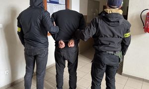 Zapłacili za auto zabawkowymi banknotami. Podejrzanym grozi 8 lat