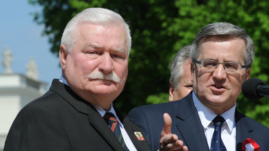 Stolica ?wi?tuje 10 lat w UE
Polish President Bronislaw Komorowski, right, gestures during his speech at the European Picnic in the Lazienki Park in Warsaw, Poland, Thursday, May 1, 2014, as former presidents Lech Walesa, left, and Aleksander Kwasniewski, behind, listen. Ten years ago Poland joined the European Union, a time that made monumental changes in the country. (AP Photo/Alik Keplicz)
AP