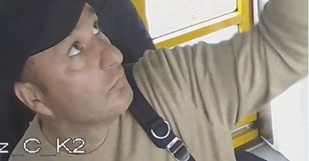 Ukradł portfel w Poznaniu. Policja szuka tego człowieka. Znasz go?