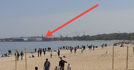 Zdjęcie z plaży powodem wezwania na policję. Internauci tłumaczą