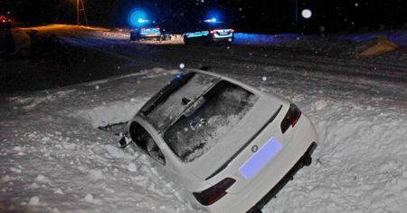 Pościg za BMW zakończony w rowie. 22-latek nie miał uprawnień i uderzył w radiowóz