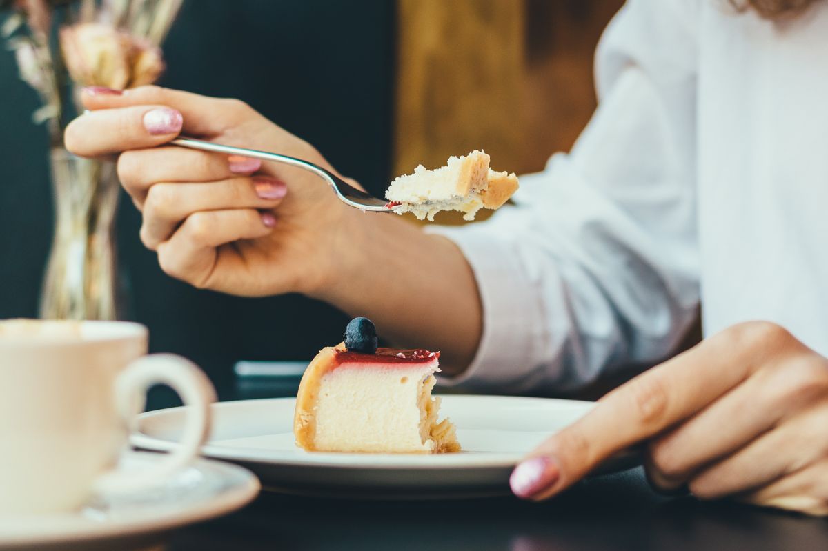 Sernik a masa ciała. Ile trzeba zjeść tego ciasta, żeby przytyć 1 kilogram?