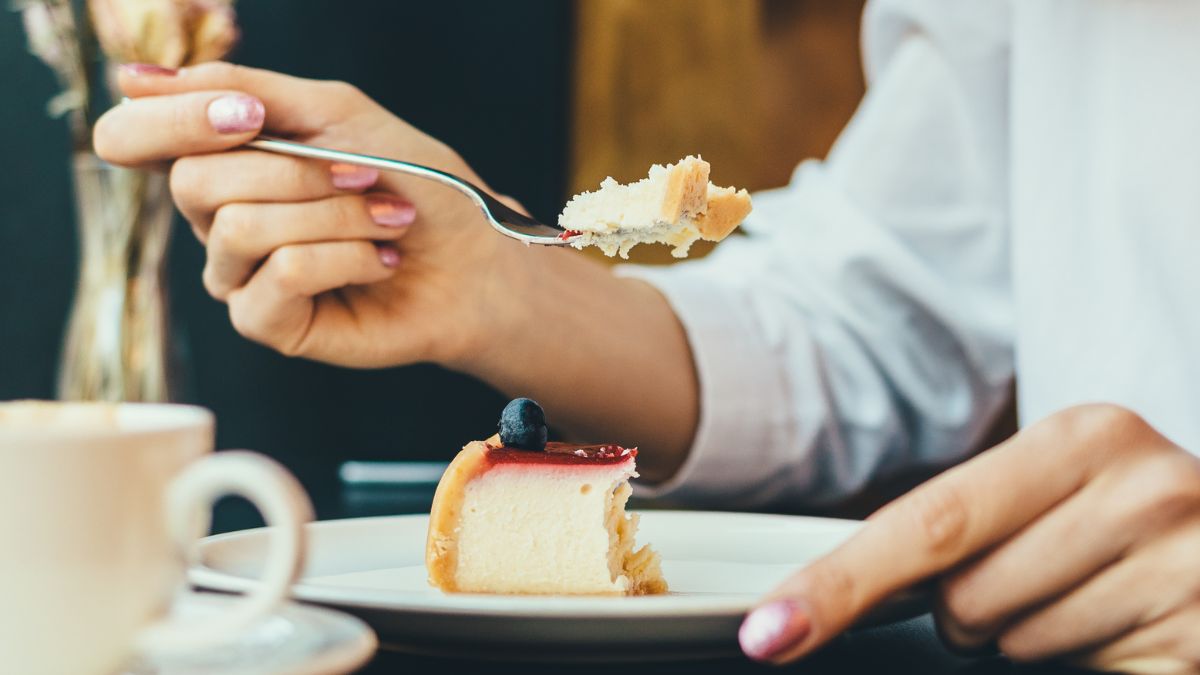 Sernik a masa ciała. Ile trzeba zjeść tego ciasta, żeby przytyć 1 kilogram?