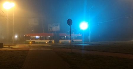 Nocny przymrozek w Lublinie. Iskrzenie na przewodach trakcji trolejbusowej