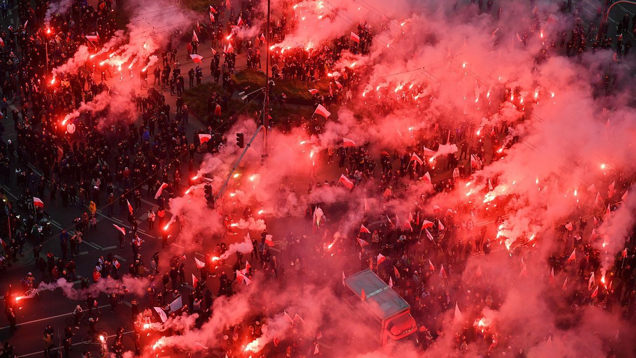 Race, których prawdopodobnie użyto do podpalenia mieszkania w trakcie marszu, to od lat nieoficjalny symbol obchodów Narodowego Święta Niepodległości