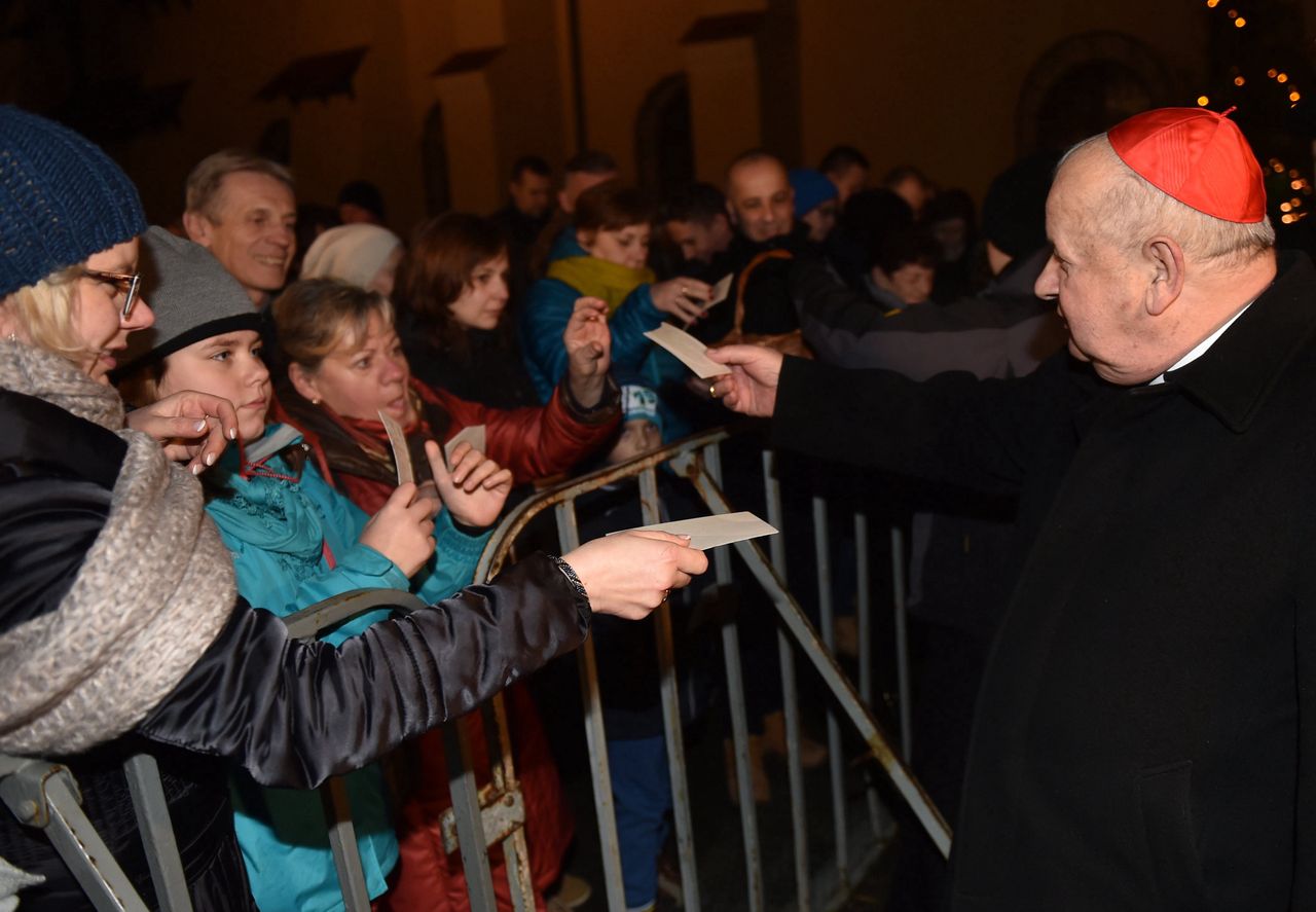 Koronawirus. W tym roku nie będzie dzielenia się opłatkiem przed żywą szopką franciszkanów w Krakowie. Na zdjęciu: kard. Stanisław Dziwisz składa życzenia osobom zgromadzonym na placu przy szopce (2015 r.)