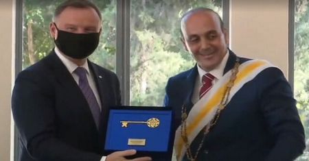 Wizyta Andrzeja Dudy to "zaszczyt". Dostał wyjątkowy prezent