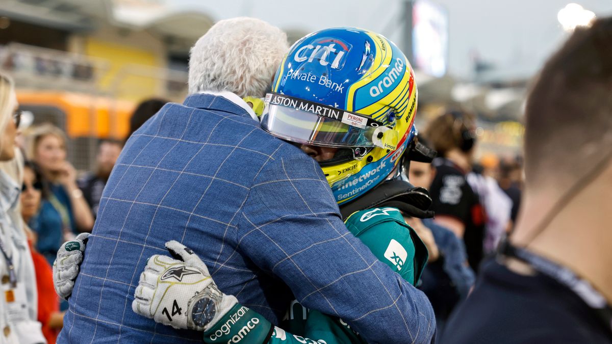 Zdjęcie okładkowe artykułu: Materiały prasowe / Aston Martin / Na zdjęciu: Fernando Alonso (po prawej) w objęciach Lawrence'a Strolla