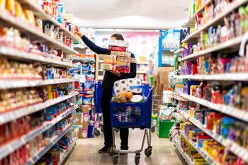 Firmy mają problem z rozchwytywanymi produktami Biedronki i Lidla