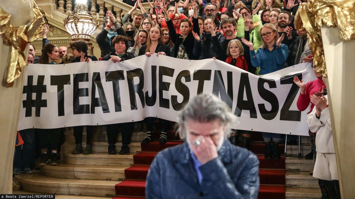 Krzysztof Głuchowski podczas protestu w Teatrze im. Juliusza Słowackiego w Krakowie