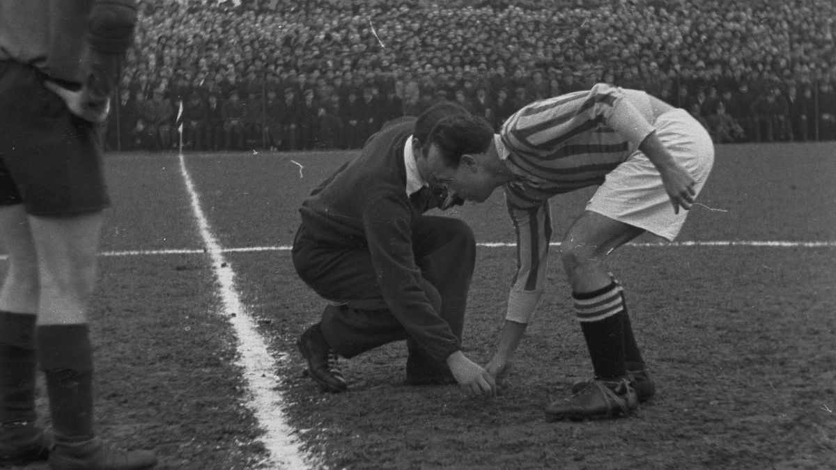 Losowanie stron przed meczem barażowym o Mistrzostwo Polski 1948
