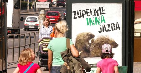 Hipster na zakupach nie łyka reklam, a ziomeczek wyda hajs, bo go rzuciła dziewczyna. Tak żyją młodzi Polacy