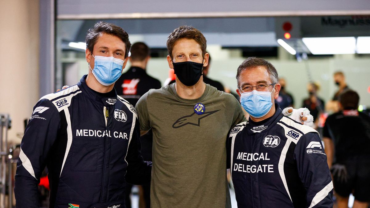 Romain Grosjean (w środku) w delegatami medycznymi