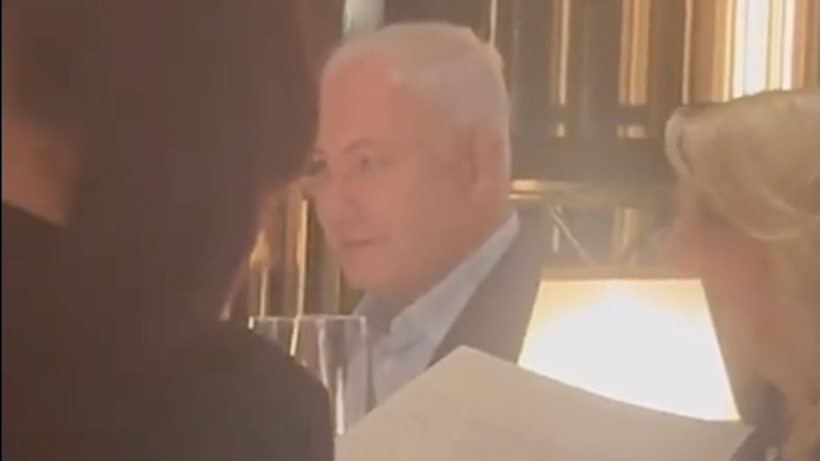 Benjamin Netanjahu w restauracji w Londynie 